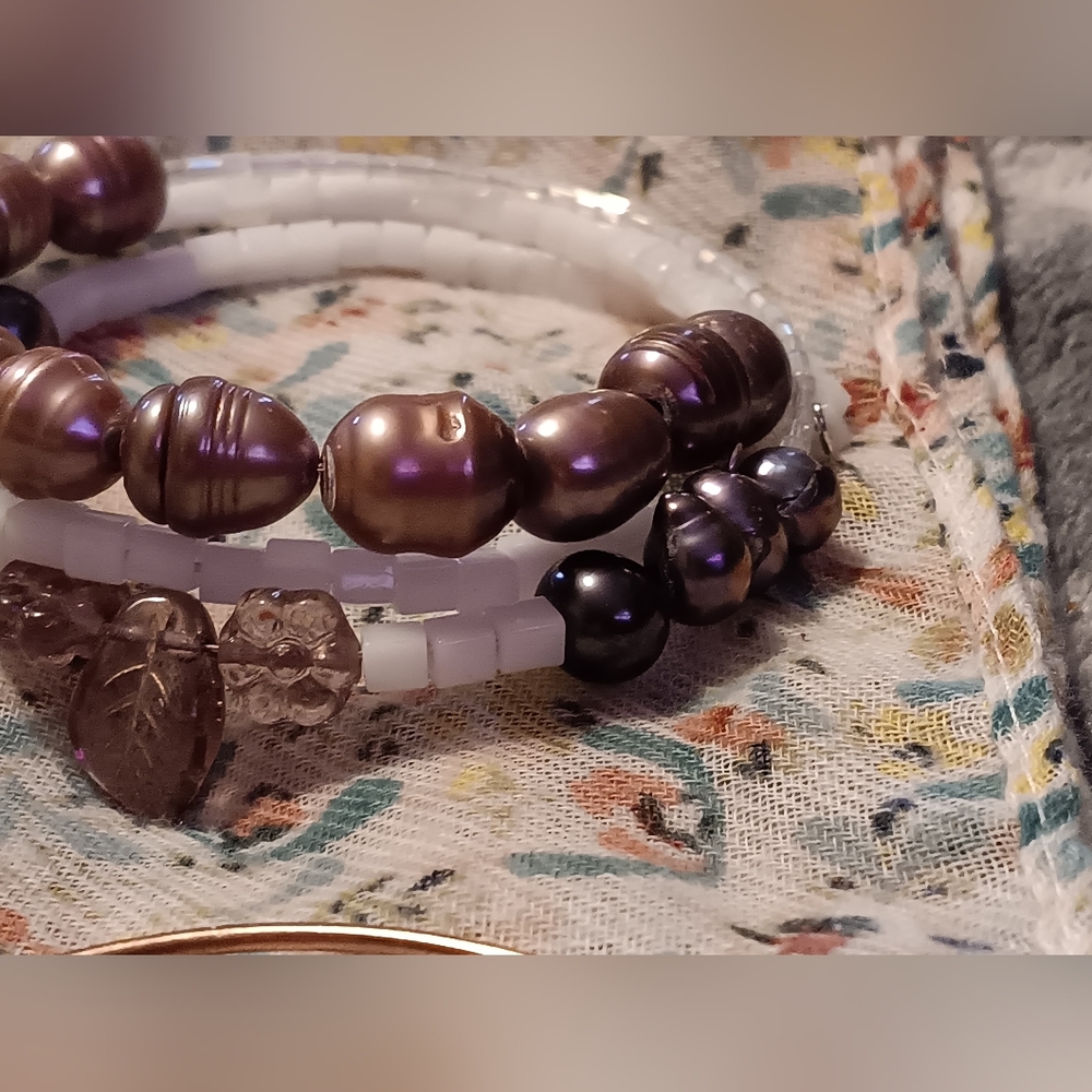 NATURAL PEARL AND GLASS LEAF MEMORY BRACELET